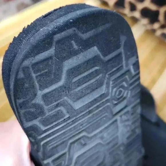 Men's Size 11 Teva Black Flipflops - Picture 13 of 15